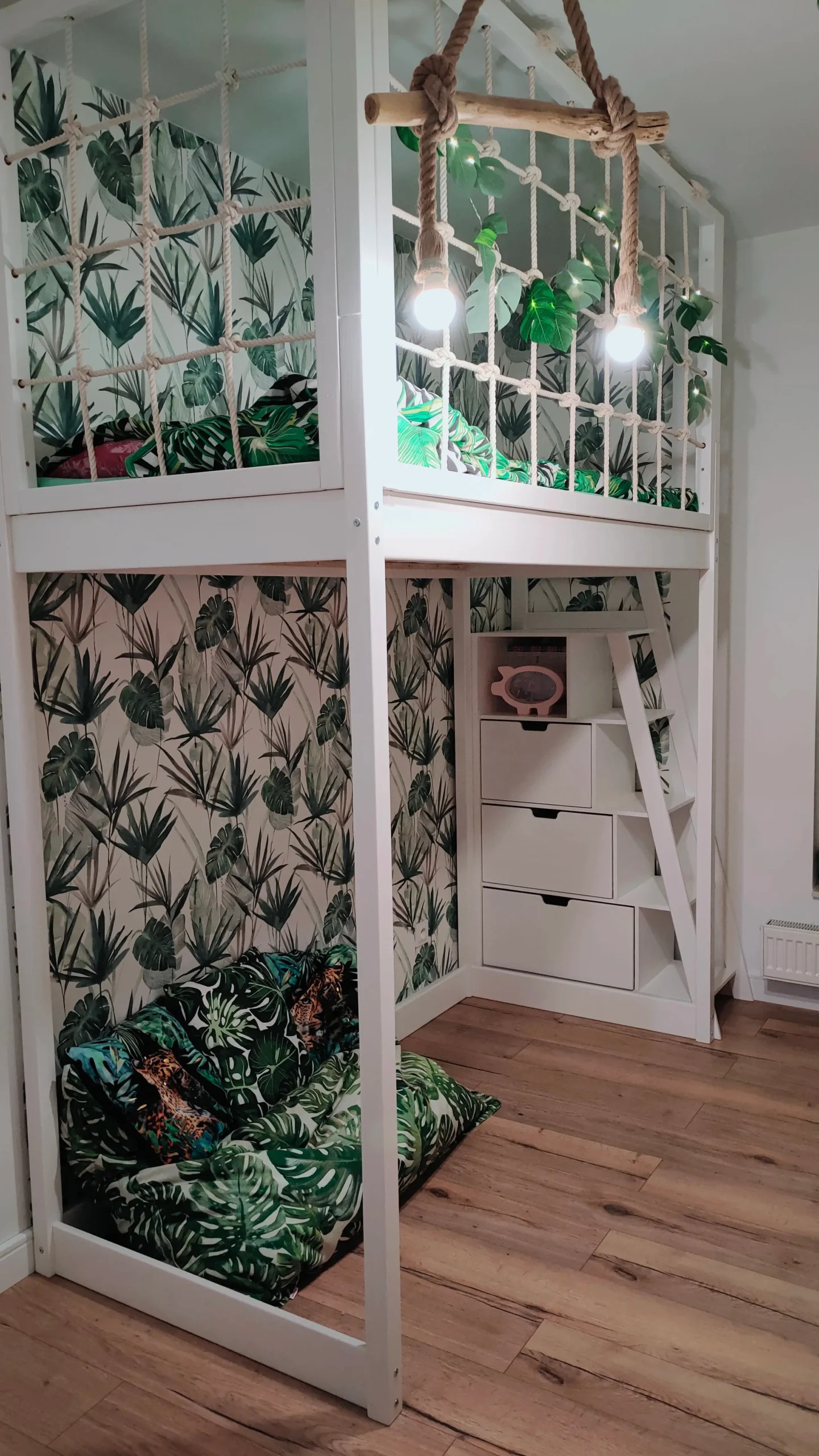 Hochbett, Kinderbett RONI mit Treppe und Schnurnetz - Kubuk Moebel