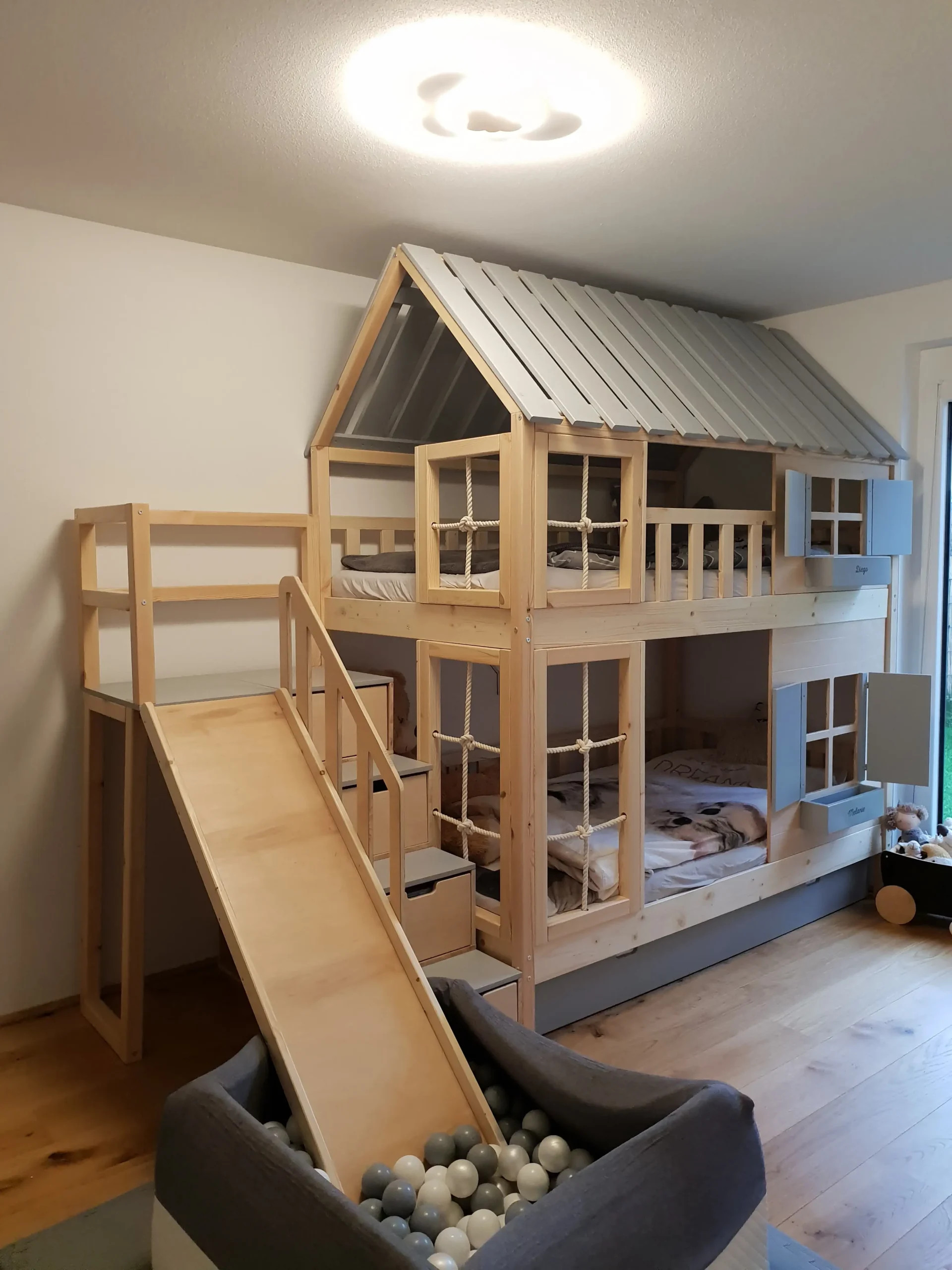 Hausbett, Spielbett KJARA PLUS mit vollem Dach, Rutsche und Kletterwand - Kubuk Moebel