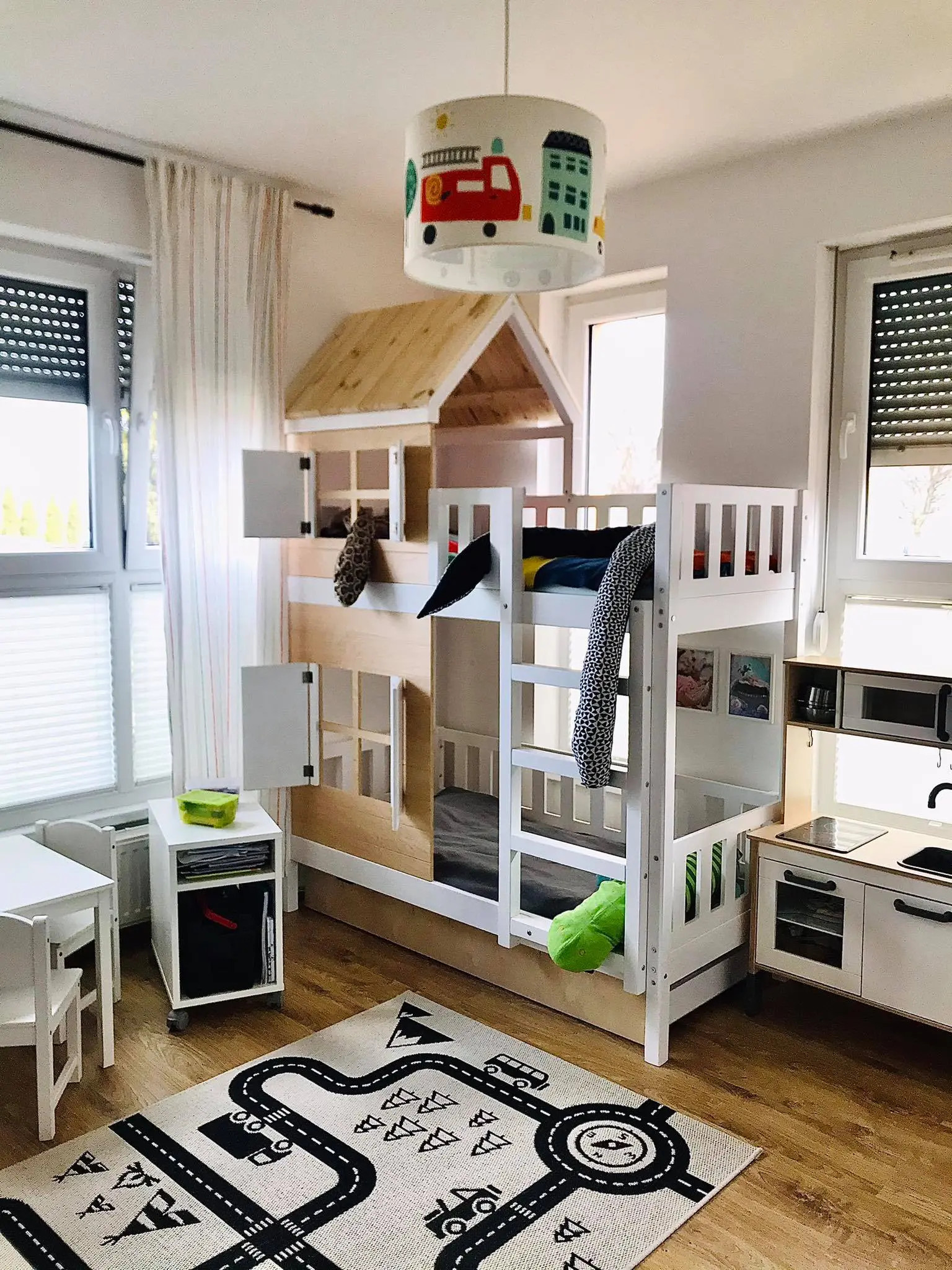 Hausbett, Spielbett KJARA mit vollem Dach und Rutsche - Kubuk Moebel