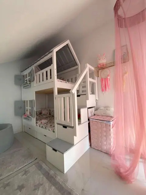 Hausbett, Spielbett KJARA mit vollem Dach und Rutsche - Kubuk Moebel