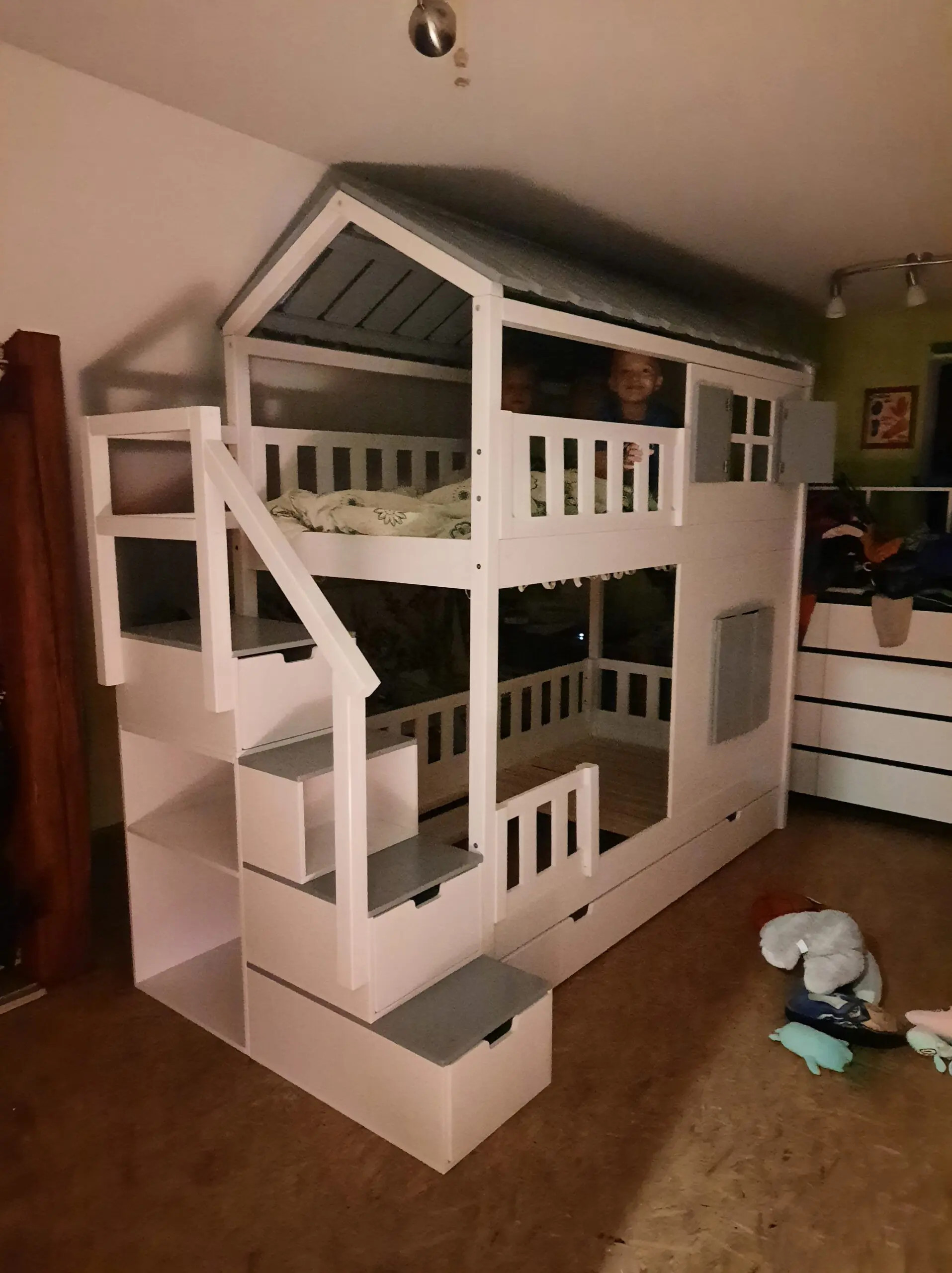 Hausbett, Spielbett KJARA mit vollem Dach und Rutsche - Kubuk Moebel