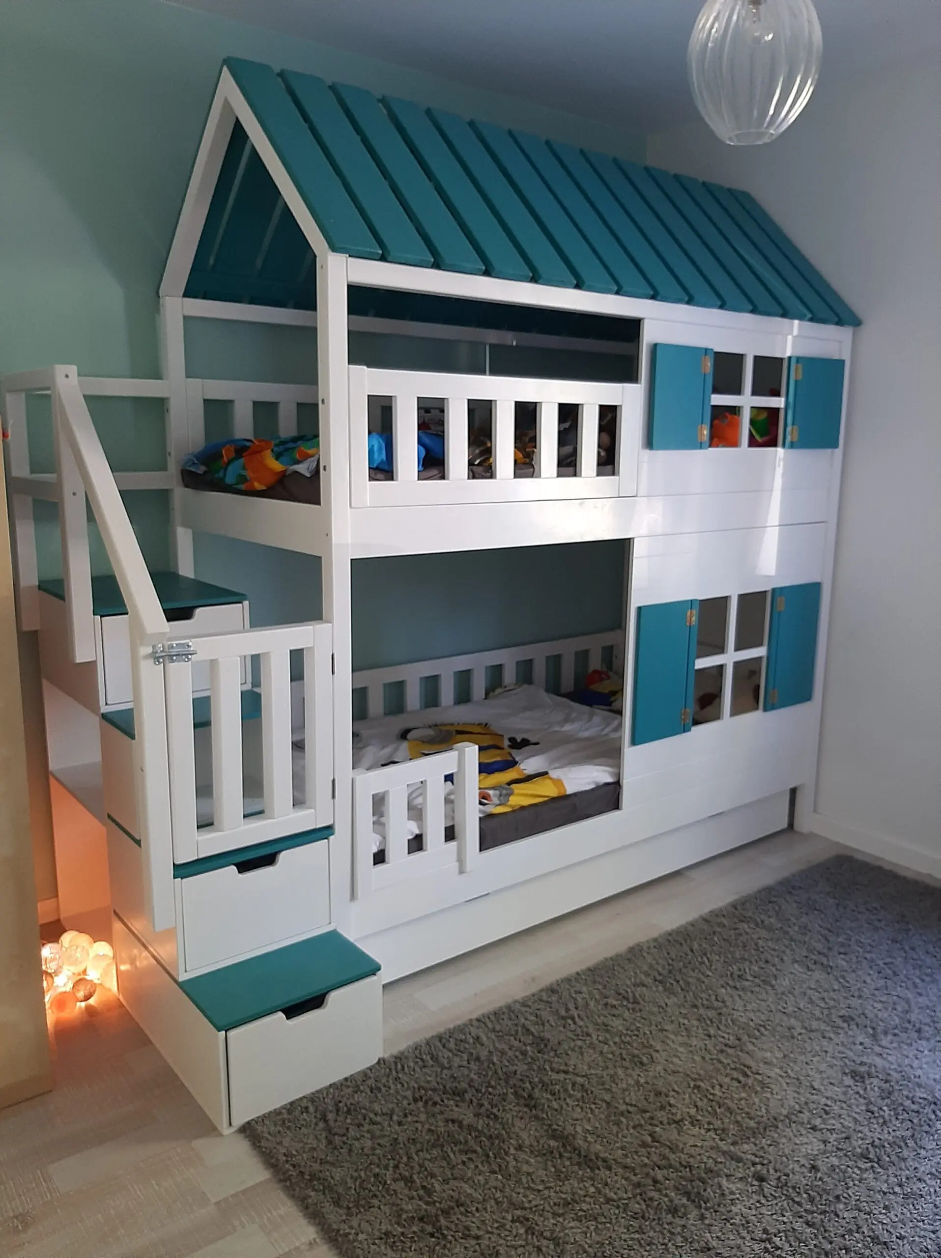 Hausbett, Spielbett KJARA mit vollem Dach und Rutsche - Kubuk Moebel