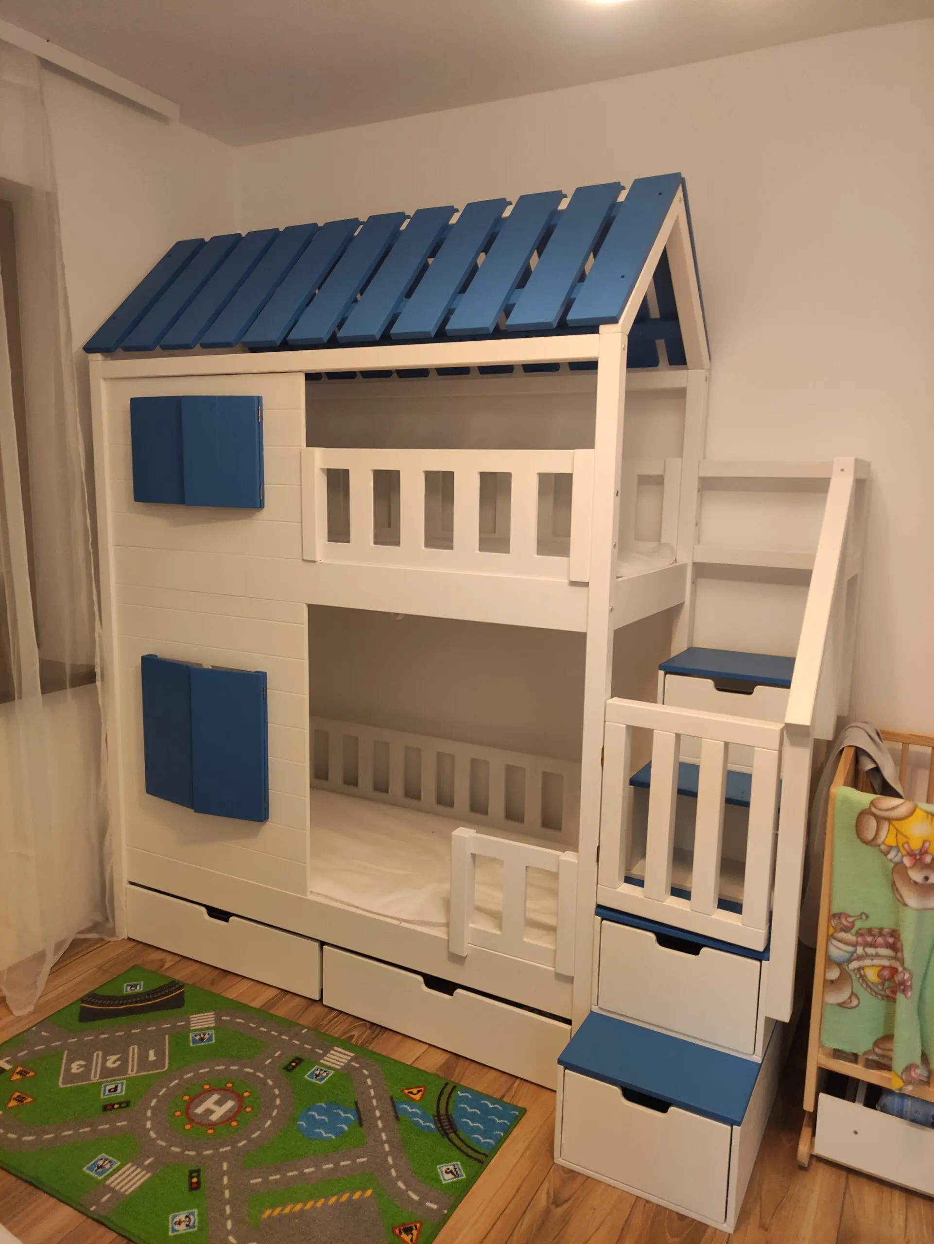 Hausbett, Spielbett KJARA mit vollem Dach und Rutsche - Kubuk Moebel