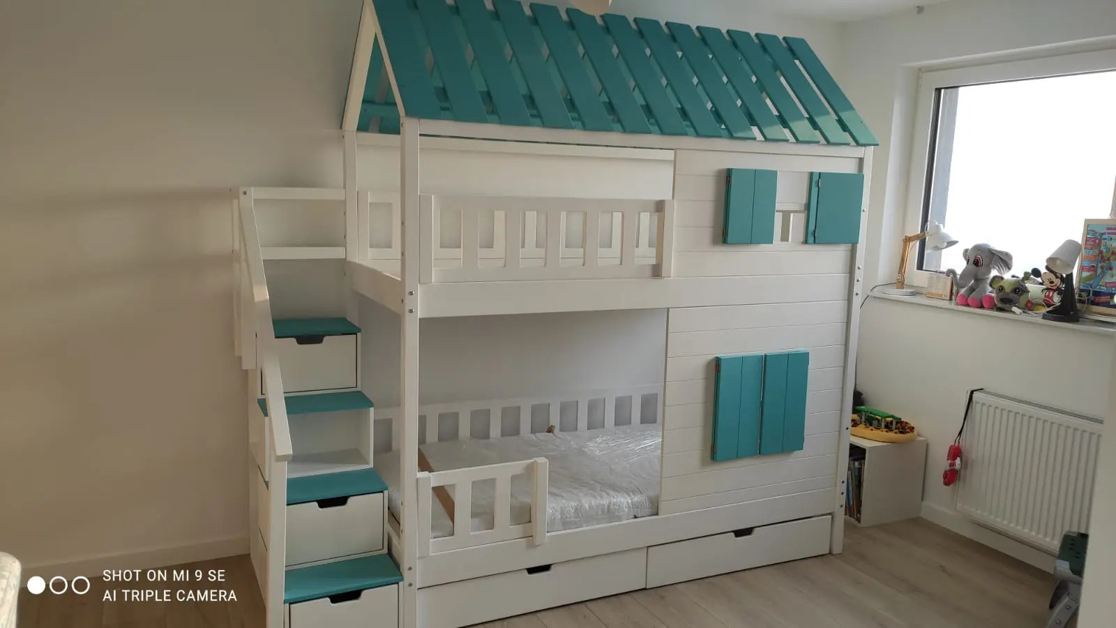 Hausbett, Spielbett KJARA mit vollem Dach und Rutsche - Kubuk Moebel
