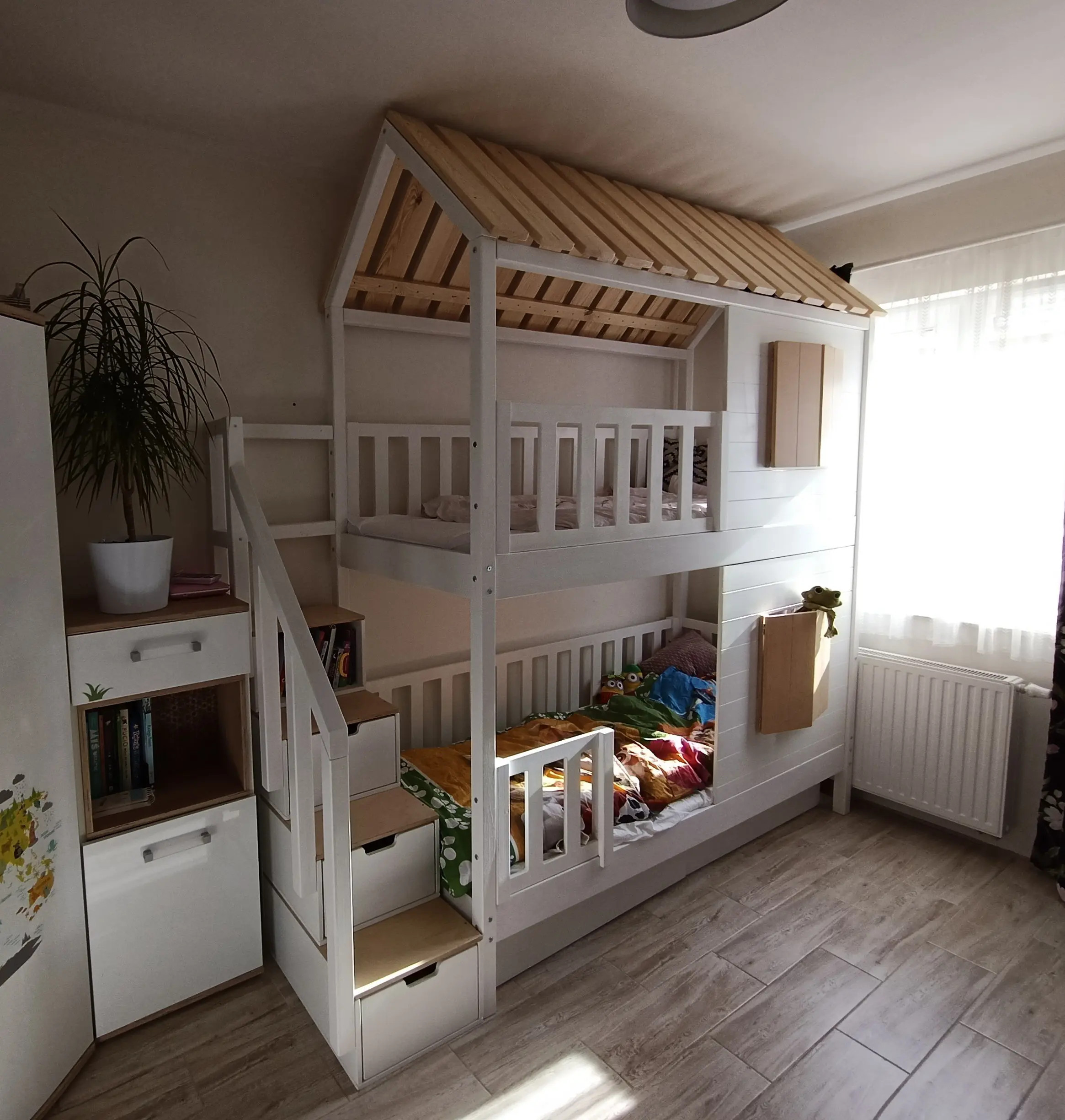 Hausbett, Spielbett KJARA mit vollem Dach und Rutsche - Kubuk Moebel