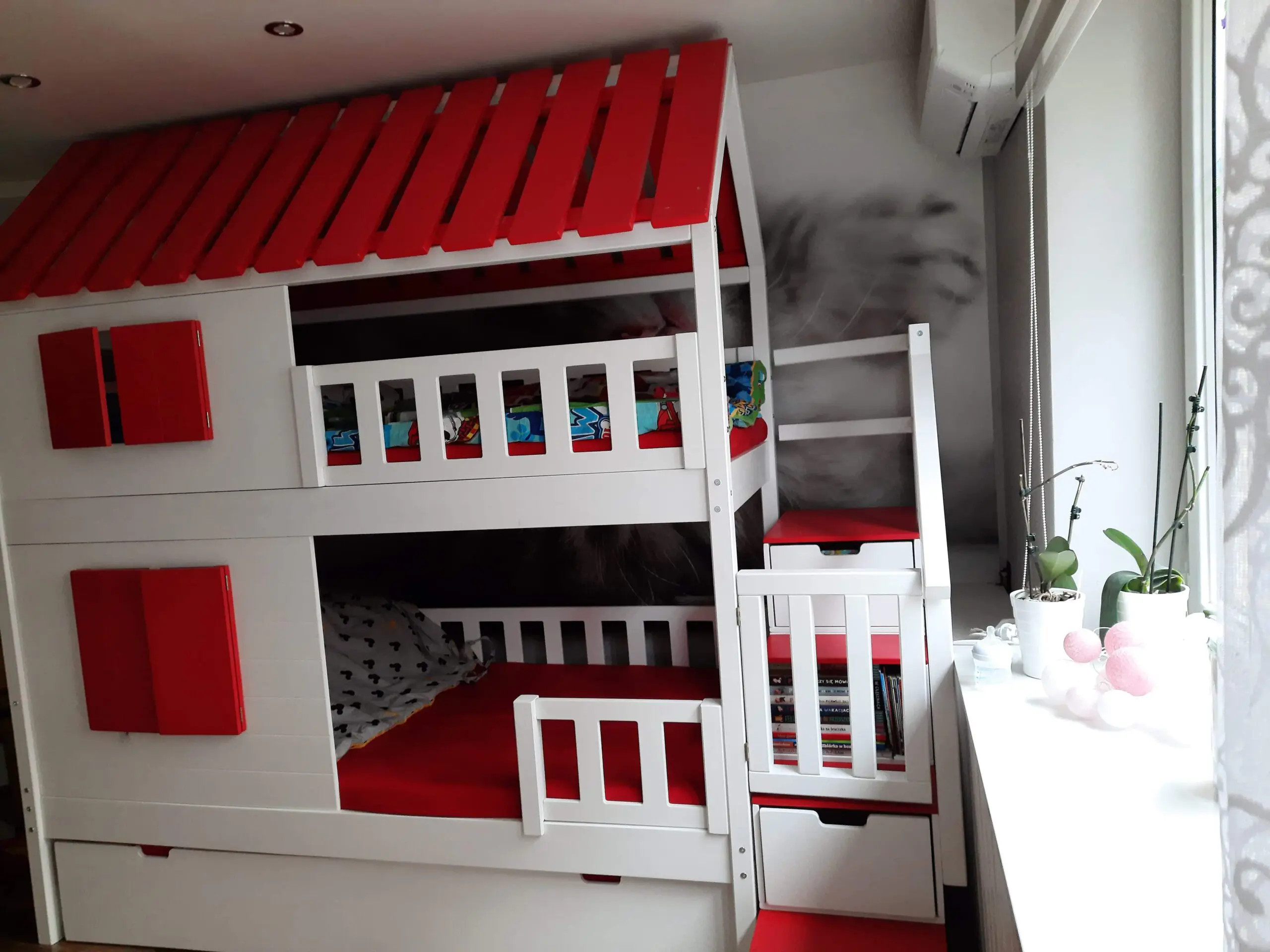 Hausbett, Spielbett KJARA mit vollem Dach und Rutsche - Kubuk Moebel