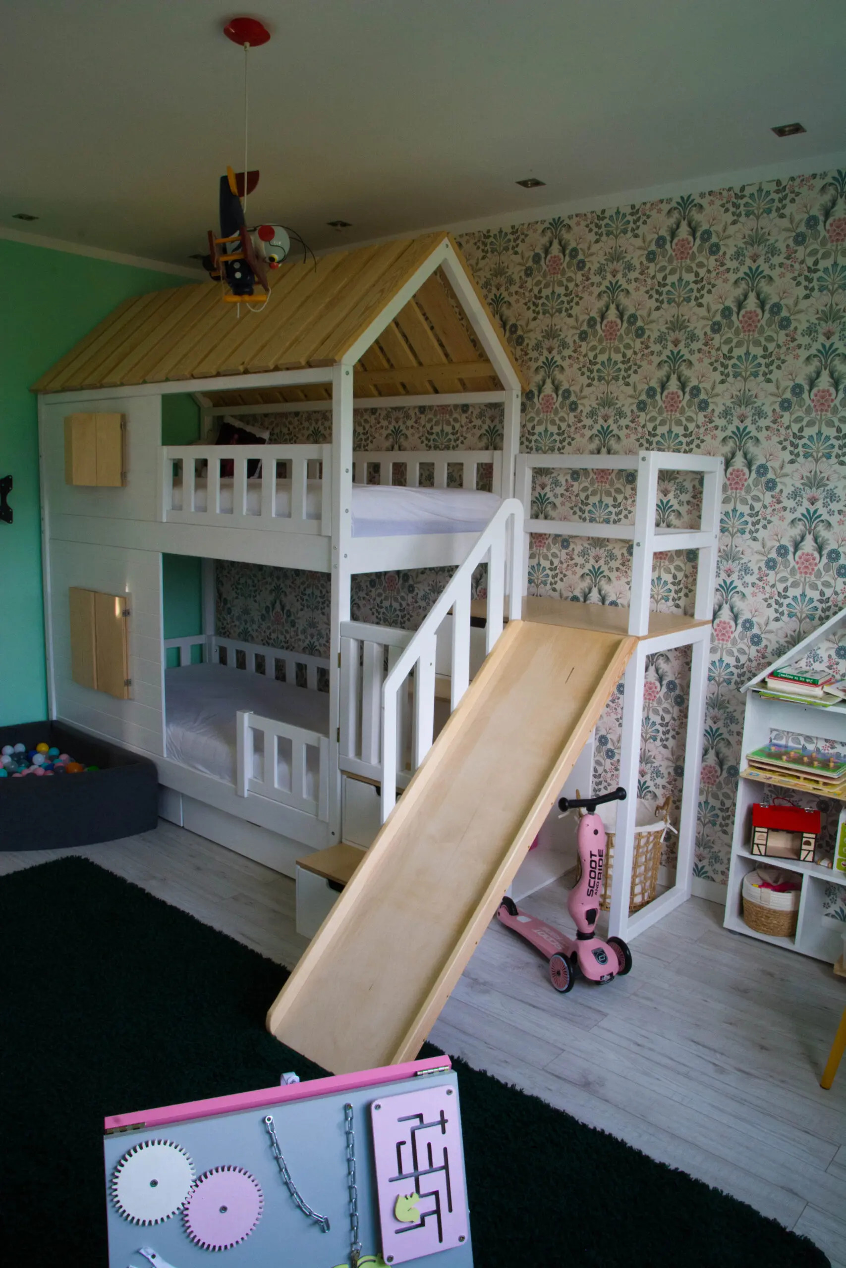 Hausbett, Spielbett KJARA mit vollem Dach und Rutsche - Kubuk Moebel