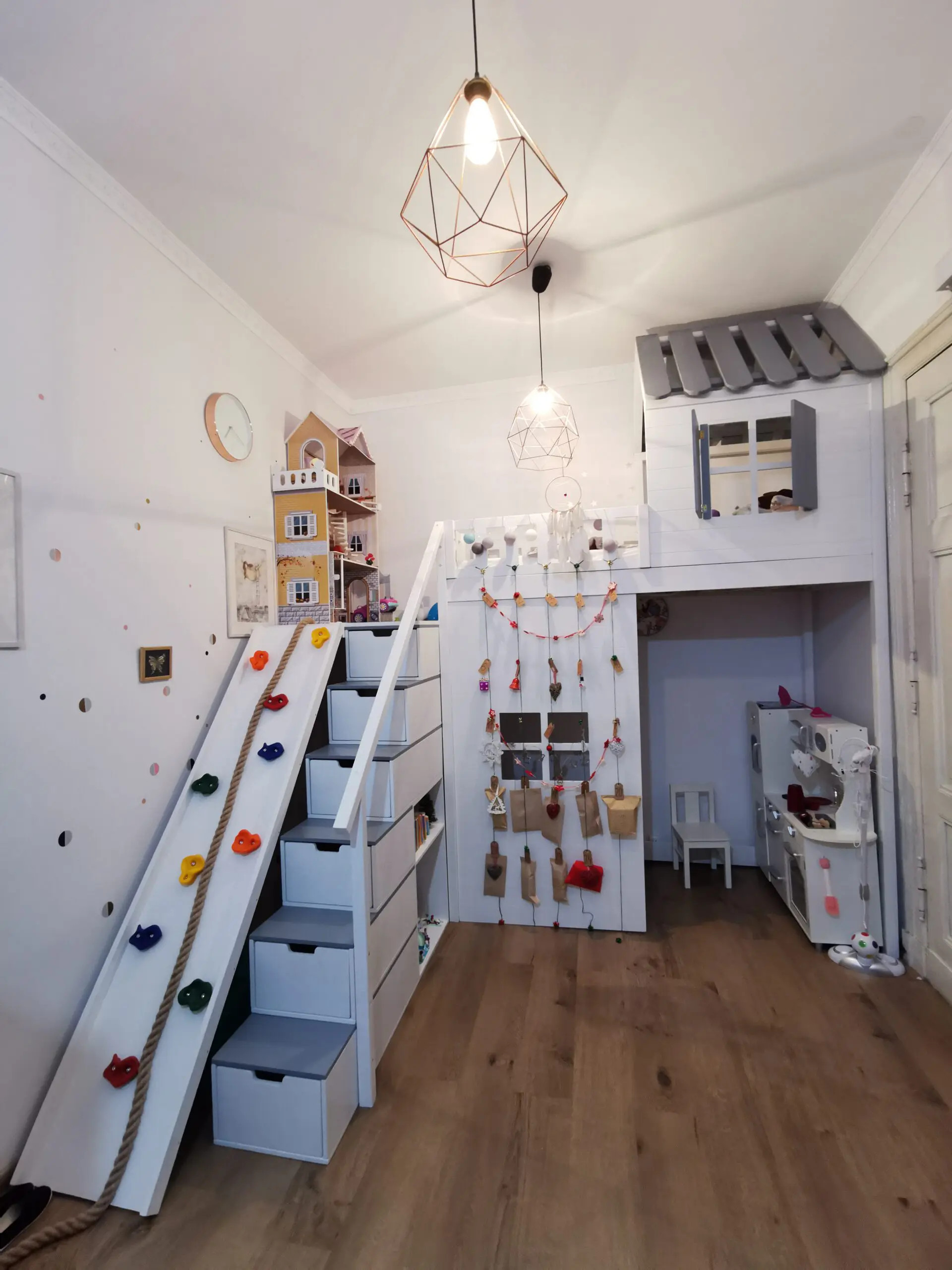 Hausbett, Spielbett KJARA mit vollem Dach und Rutsche - Kubuk Moebel