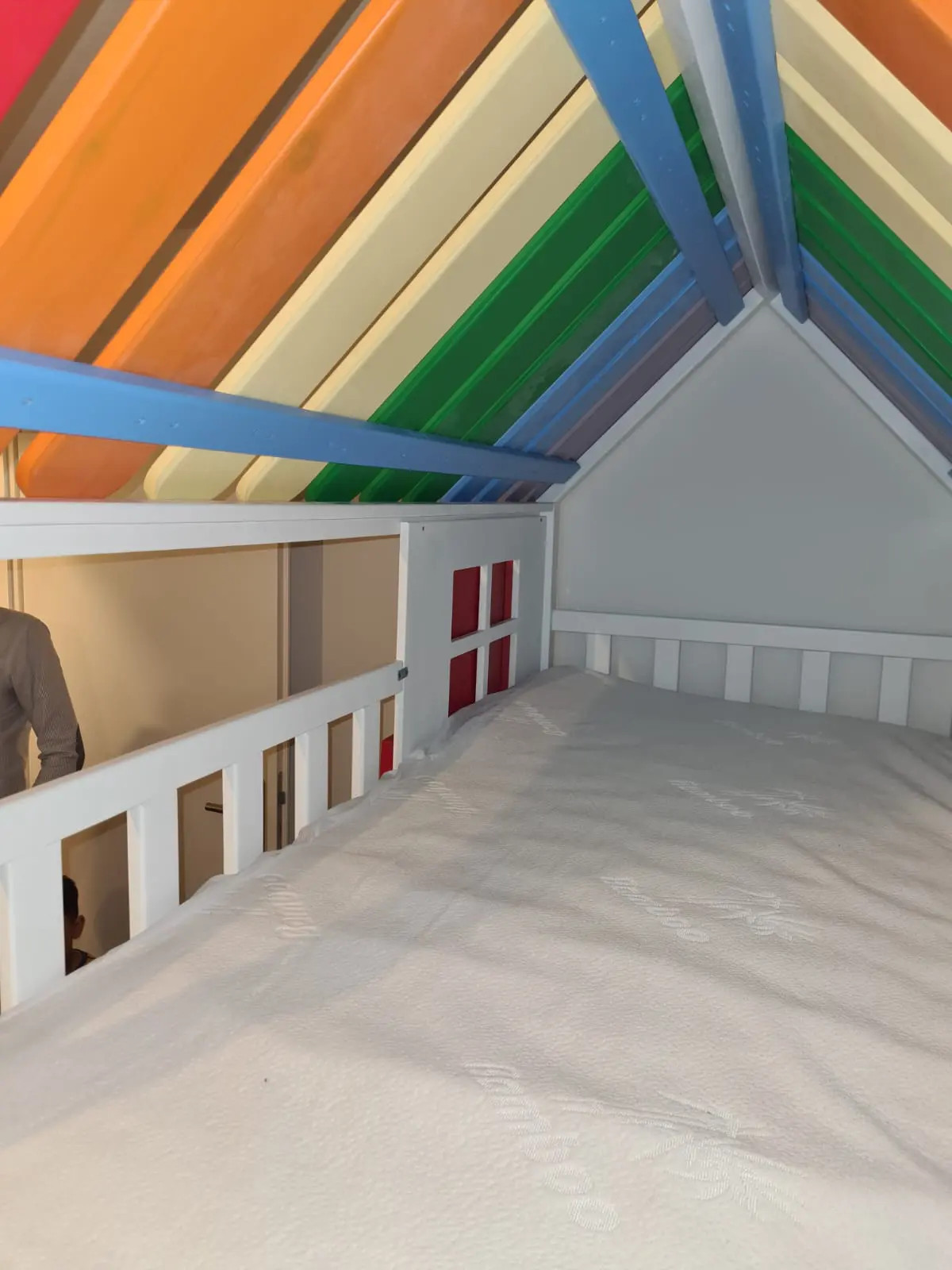 Hausbett, Spielbett KJARA mit vollem Dach und Rutsche - Kubuk Moebel