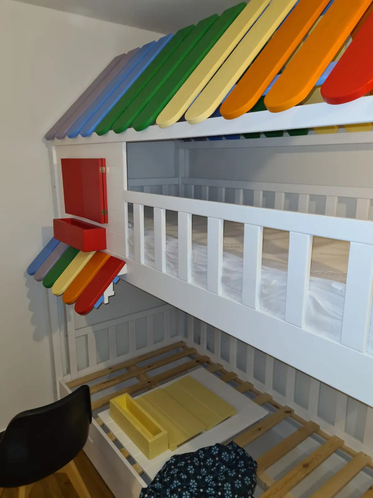 Hausbett, Spielbett KJARA mit vollem Dach und Rutsche - Kubuk Moebel