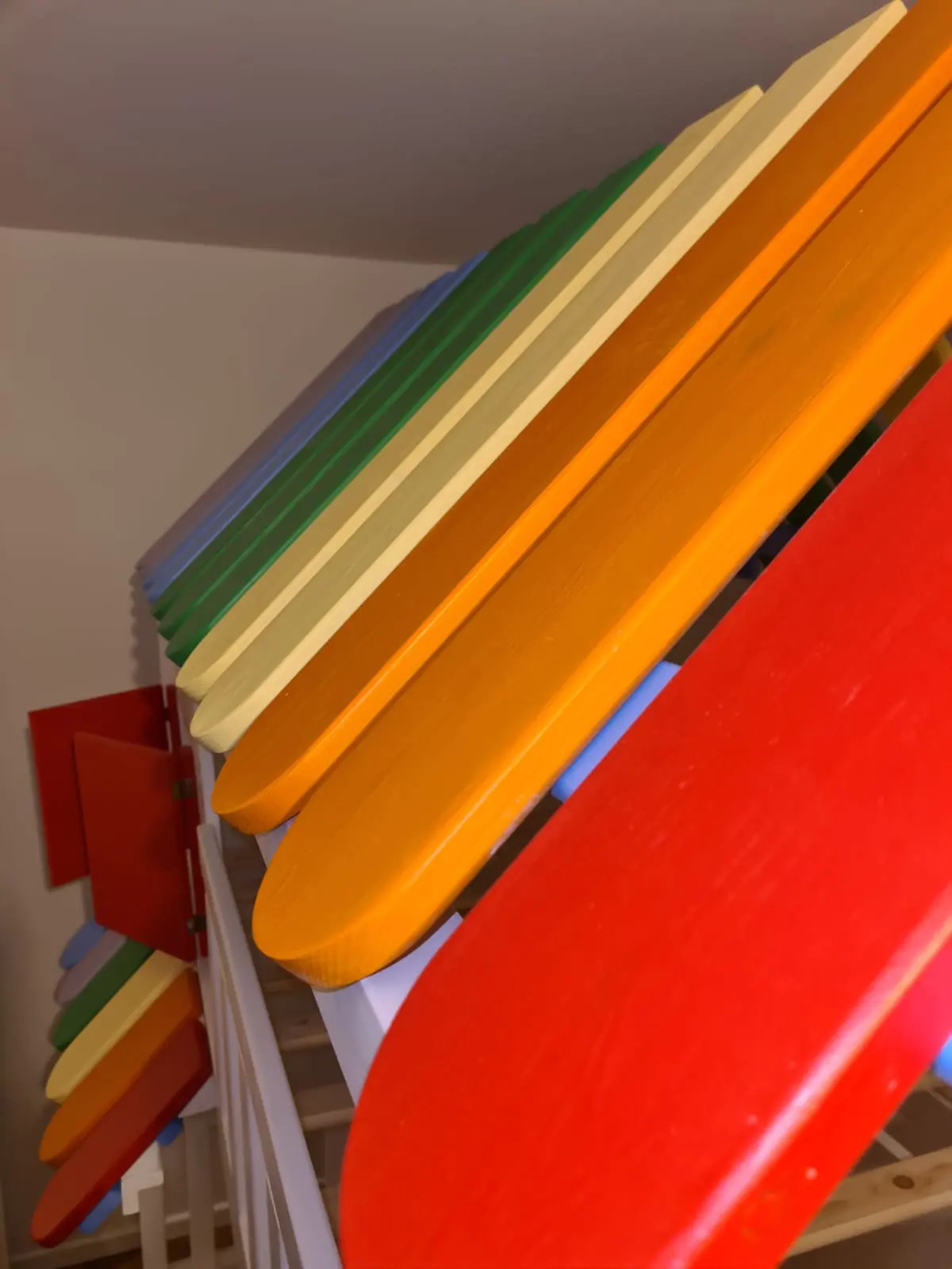Hausbett, Spielbett KJARA mit vollem Dach und Rutsche - Kubuk Moebel