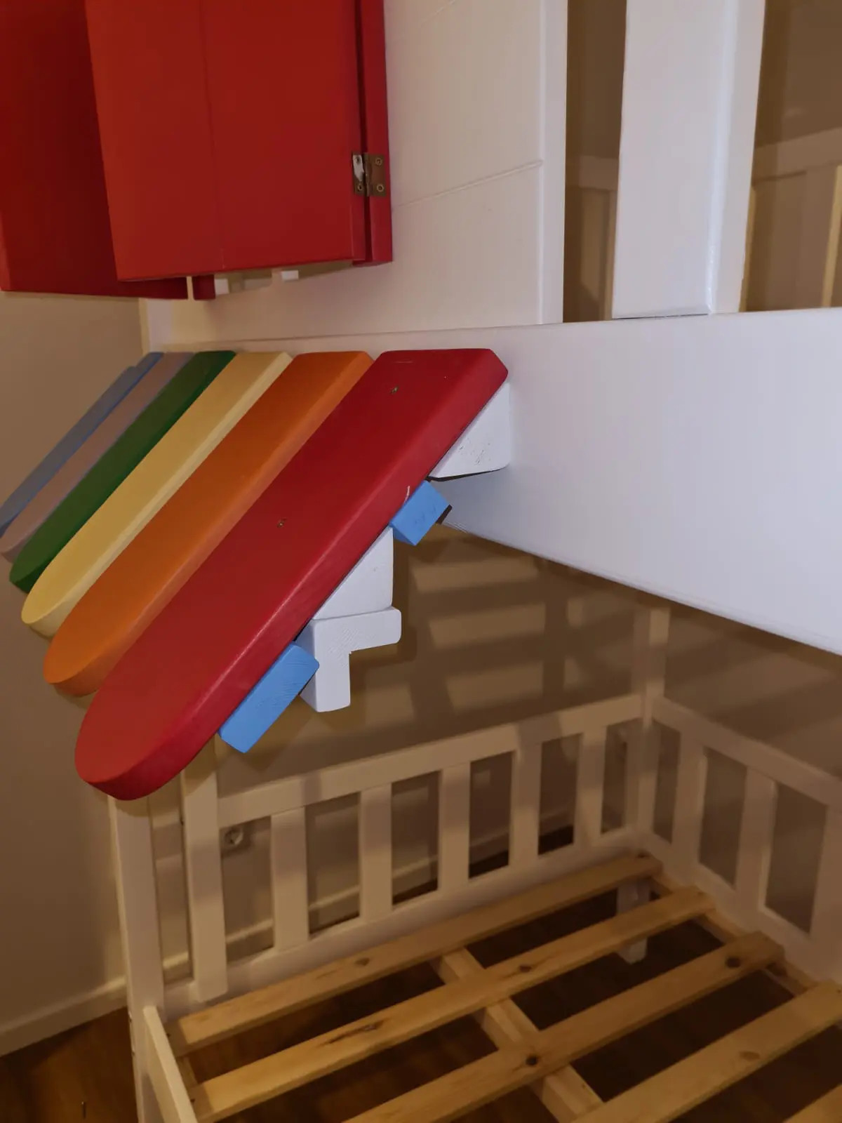 Hausbett, Spielbett KJARA mit vollem Dach und Rutsche - Kubuk Moebel